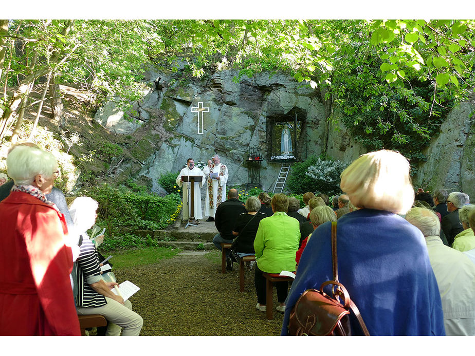 Maiandacht mit Krönung der Fatima-Madonna in Naumburg (Foto: Karl-Franz Thiede)